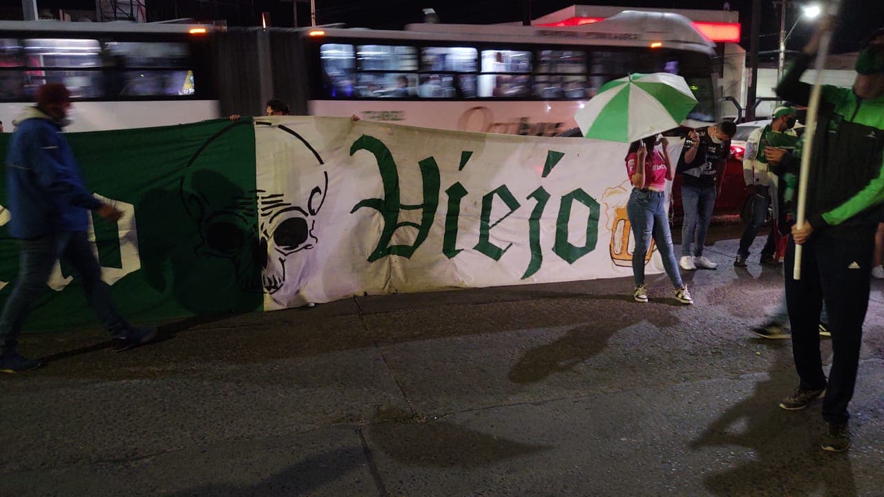 Así se vive la previa de la Semifinal de vuelta León vs Chivas | Los aficionados del conjunto esmeralda dejaron de lado los protocolos sanitarios para apoyar en el Estadio de León.