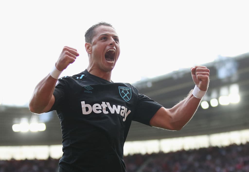 8. El delantero Javier 'Chicharito' Hernández gana en la actualidad 8 millones de dólaares al año con el West Ham United de la Premier League de Inglaterra.