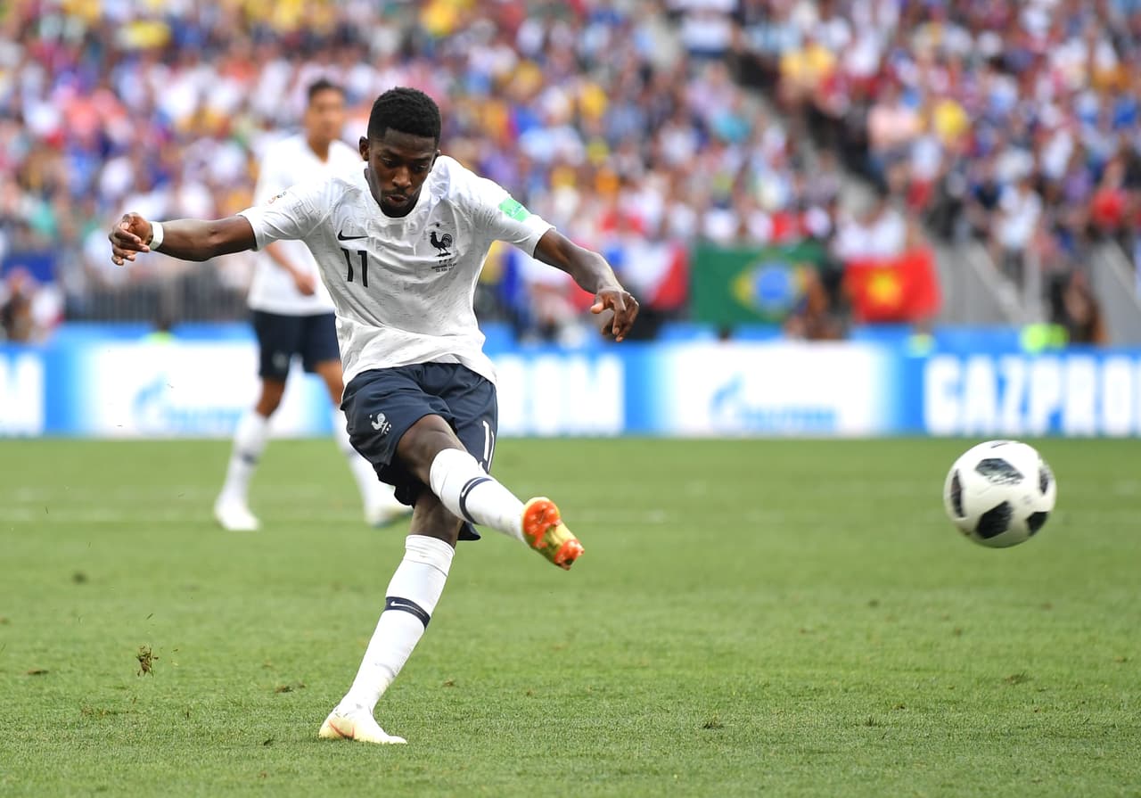 Otra oportunidad de los de Didier Deschamps llegó al minuto 33 con este remate de Dembélé que se fue desviado.