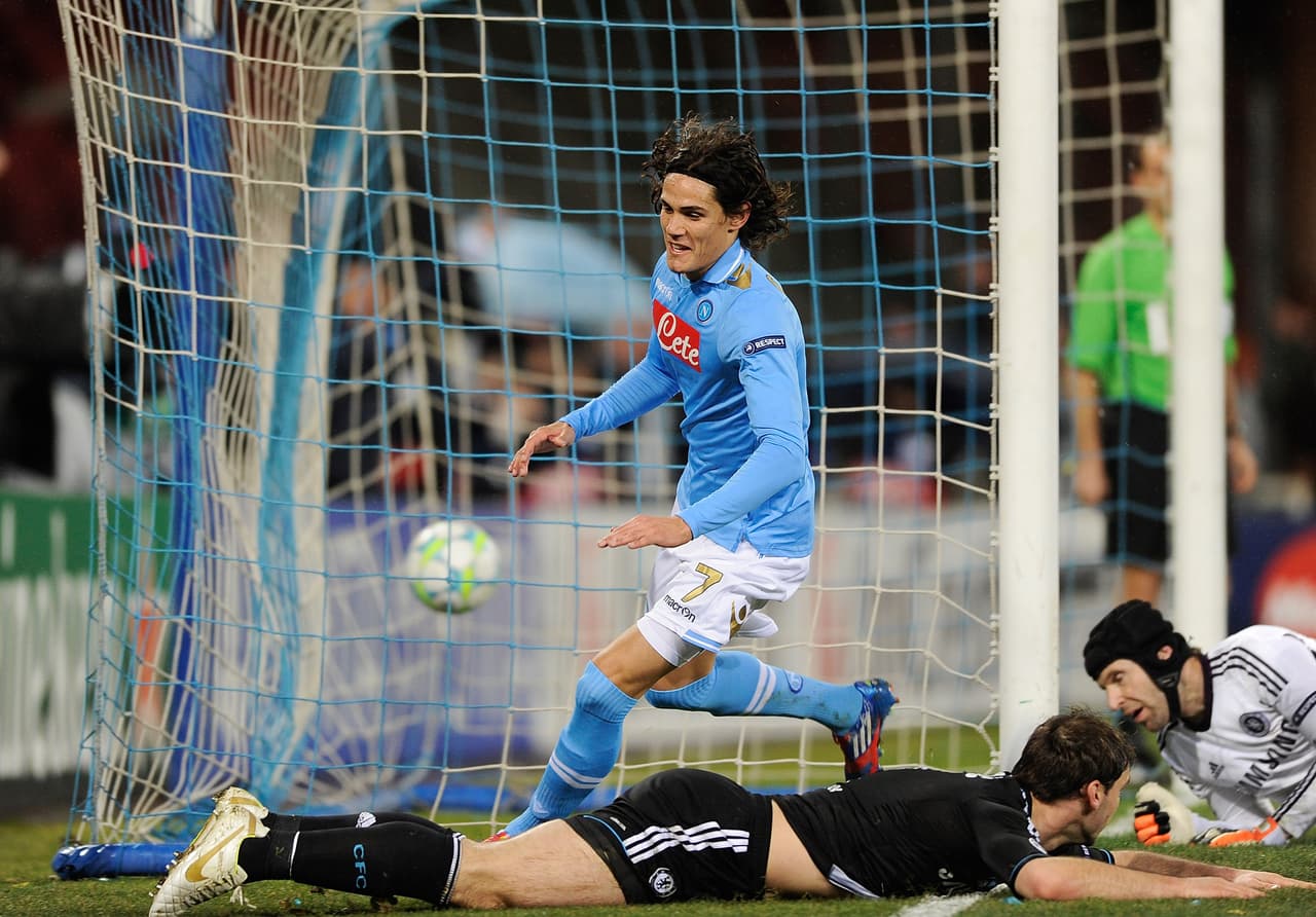 Cavani con su fuerza y velocidad hizo ver mal a Branislav Ivanovic.