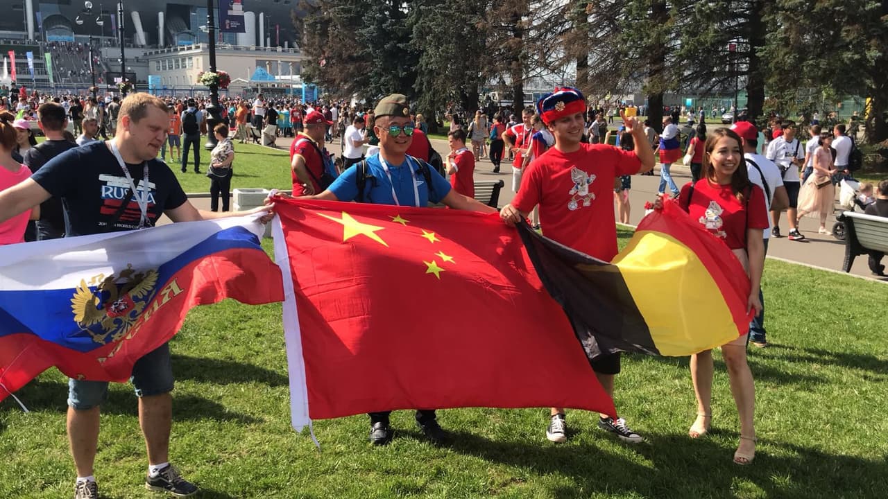 Fanáticos de Rusia, China y Bélgica ponen su colorido y alegría en la definición del tercer lugar del Mundial de Rusia 2018 entre Bélgica e Inglaterra en San Petersburgo.