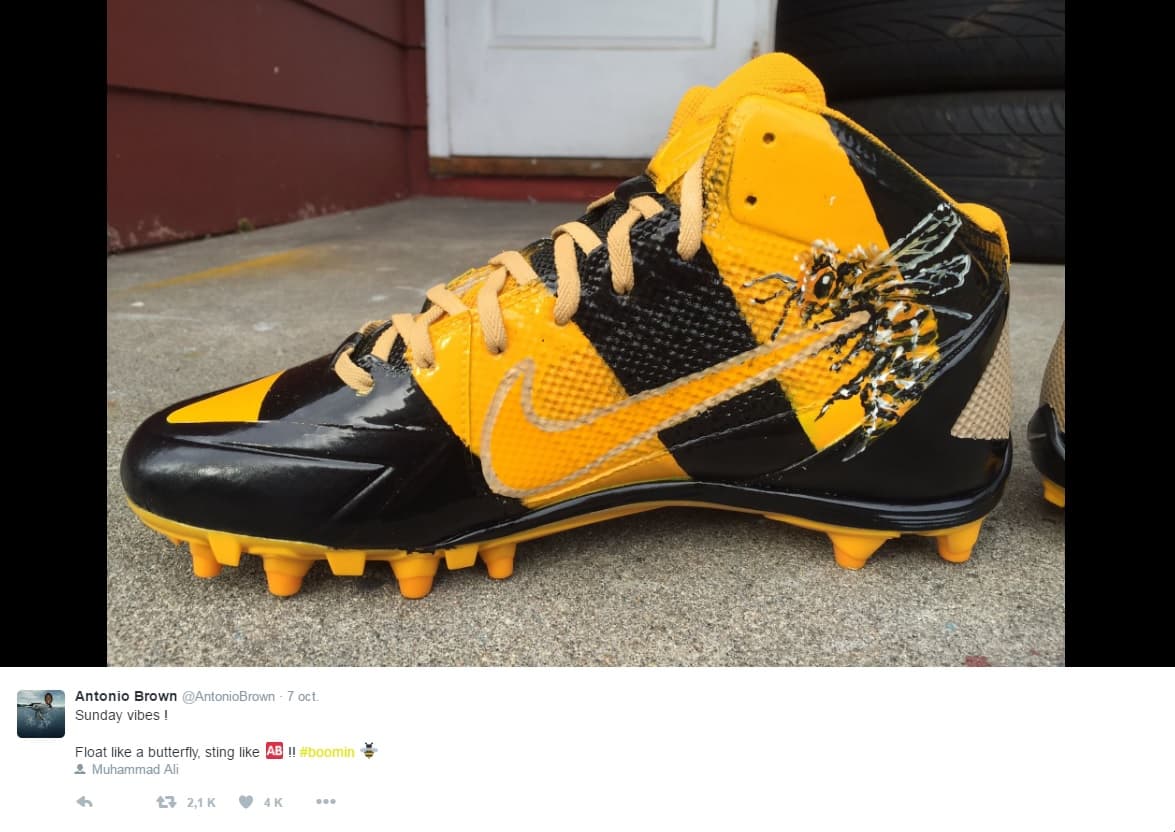 ... y en el derecho una abeja. Esto por la frase de Alí (
<i>"Vuelo como una mariposa, pico como una abeja") </i>quien falleció el pasado 3 de junio.