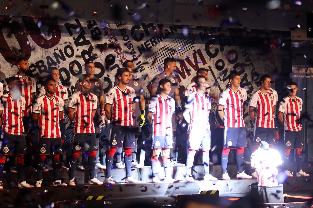 El nuevo jersey de Chivas de la marca
<i>Puma</i> recupera las cinco franjas rojas con fondo blanco y este color es el que prevalece en la prenda al encontrarse en los hombros, decorados con vivos azul marino al igual que el cuello V.