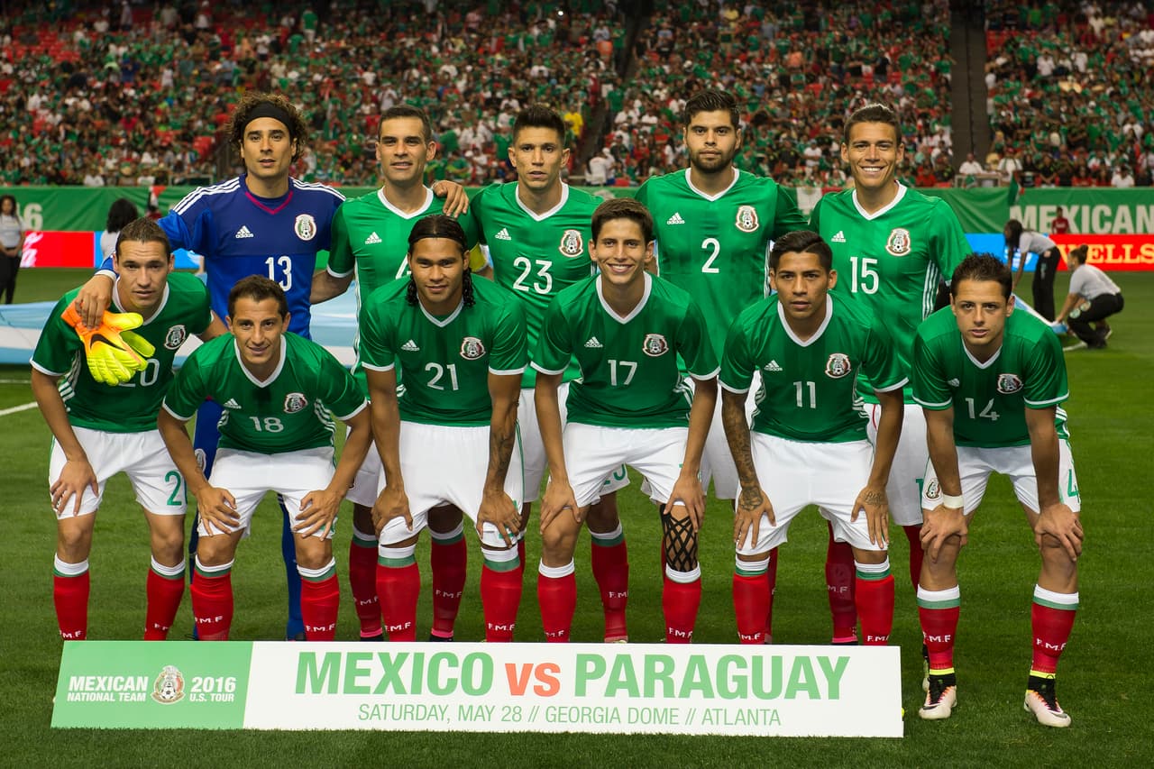 <b>2016.</b> Arriba: Guillermo Ochoa, Rafael Márquez, Jesús Molina, Nestor Araujo, Héctor Moreno. Abajo: Jesús Dueñas, Andrés Guardado, Carlos Peña, Jurgen Damm, Javier Aquino, Javier Hernández.