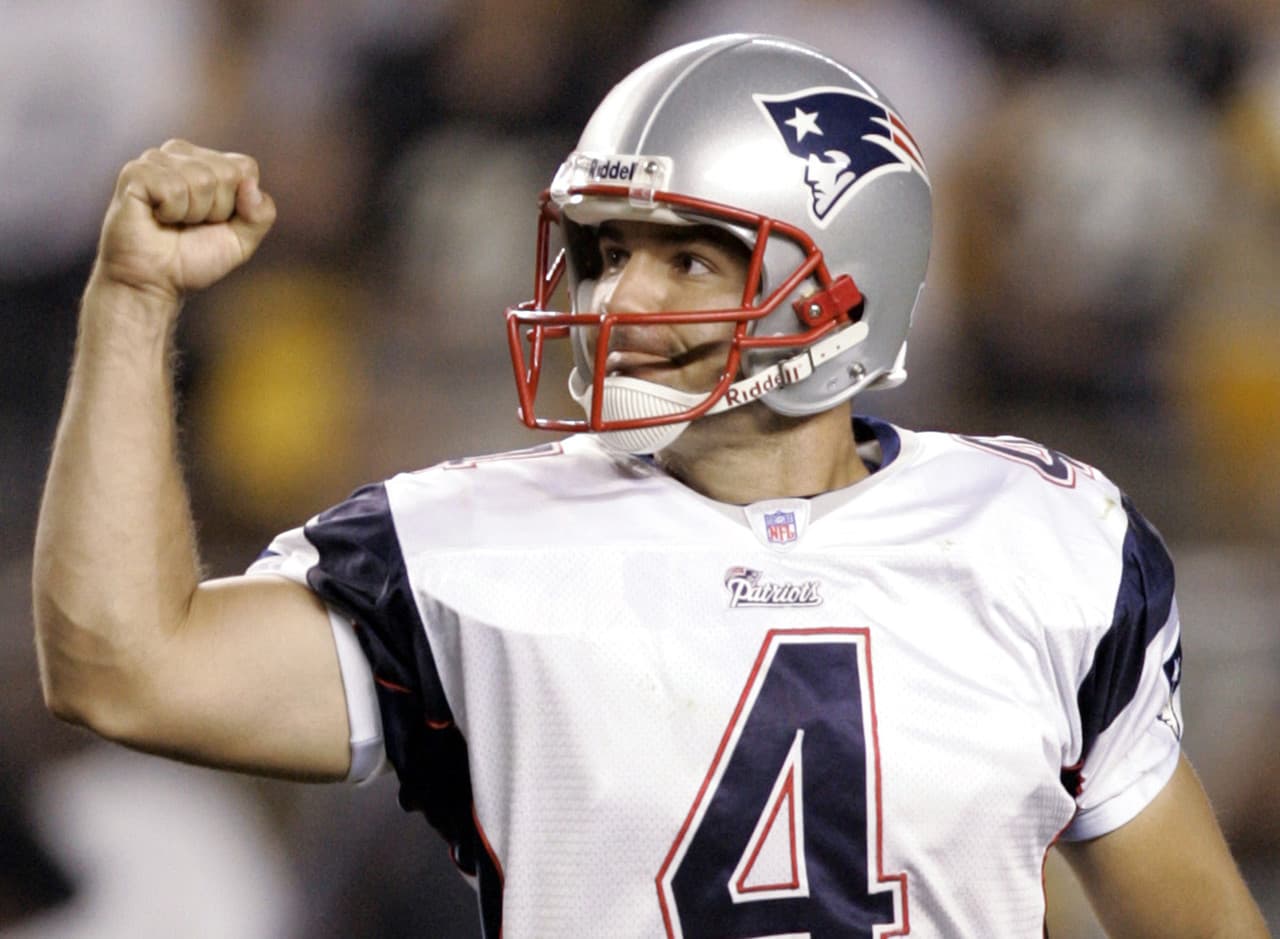 <b>Pateador: ADAM VINATIERI (Patriots, 2000-2005)</b>
<br>Agente libre no reclutado que hizo una escala en la NFL Europa antes de comenzar su carrera en los Estados Unidos, Vinatieri jugó 160 partidos para los Patriots (96 para Belichick). Vinatieri logró 154 de 185 intentos de gol de campo bajo las órdenes de Belichick y 227 de 230 intentos de puntos extra. Además dos veces fue vital para ganar el Super Bowl.