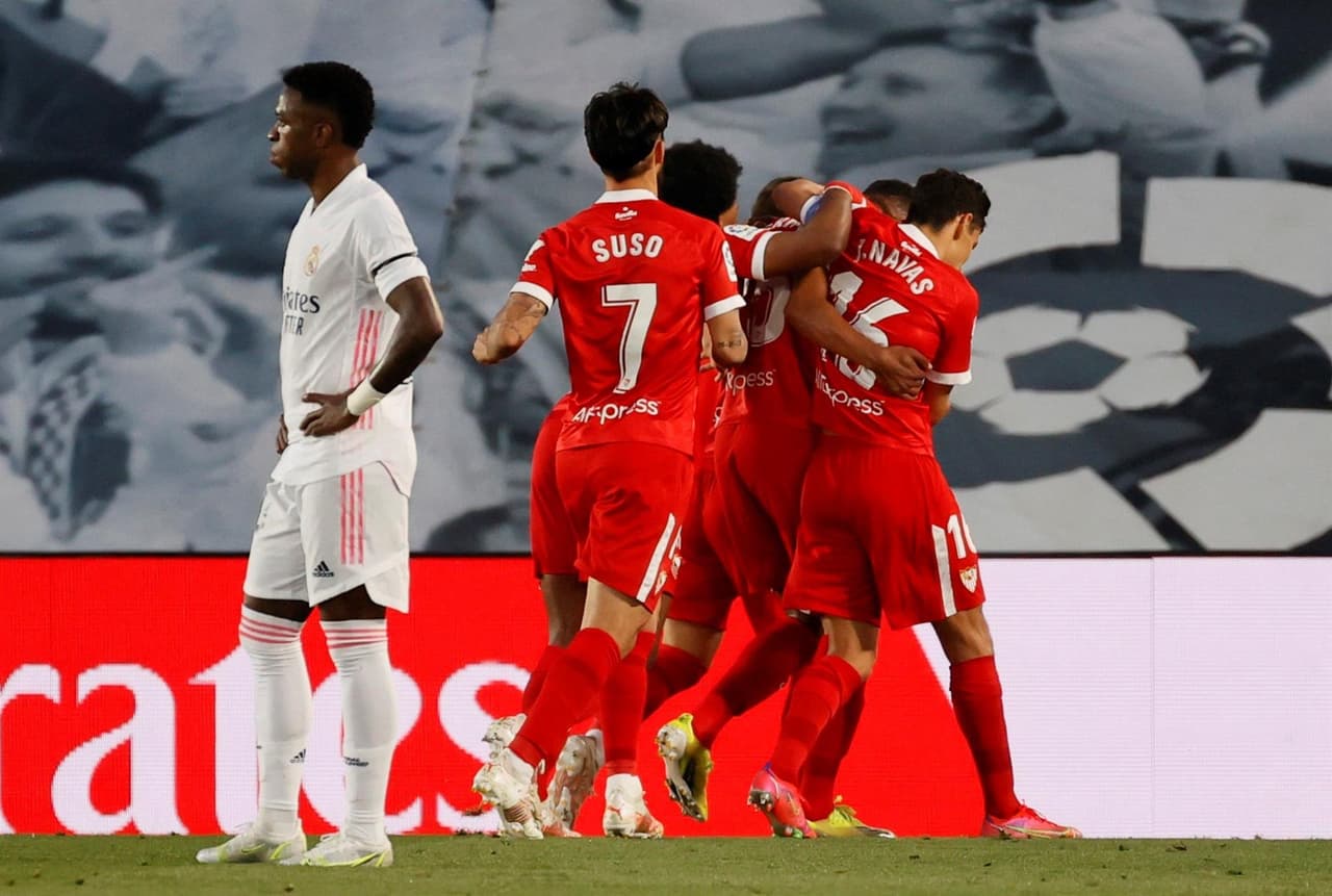 Real Madrid logra el empate de último minuto ante el Sevilla durante la fecha 34 de La Liga. Fernando Reguez e Iván Rakitic le daban la ventaja al equipo andaluz. Marco Asenesio anotó el primer tanto para el equipo merengue, pero fue al minuto 94 que Diego Carlos logró sumar un punto en el Alfredo Di Stéfano.