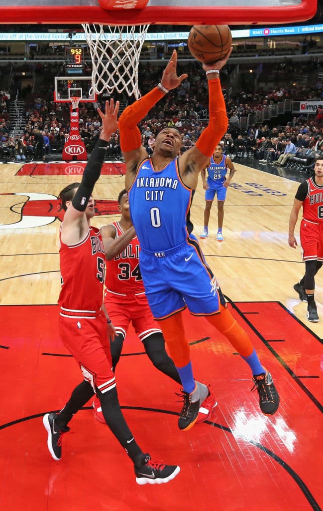 Entre tanto, Russell Westbrook brilló con Oklahoma City Thunder con un triple-doble (24 puntos, 17 rebotes y 13 asistencias), pero su equipo cayó sorpresivamente 114-112 contra los Chicago Bulls.