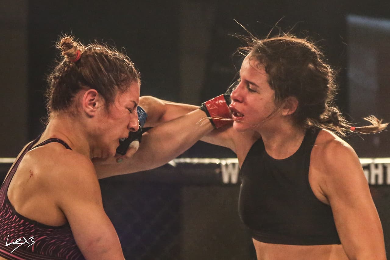 Peso mosca Barbara Acioly, obtuvo su tercera victoria en la categoría de peso mosca sobre Trisha Cicero (27 años) de Miami (Florida).