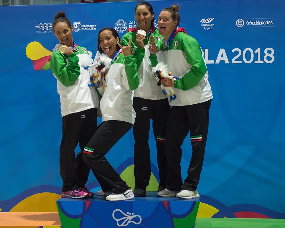 El equipo femenil de relevos 4x200 de natación también consiguió la medalla de oro para México, con récord Centroamericano de 8:12.30, Liliana Ibañez, Mónika González, Ayumi Macías y María José Mata.
