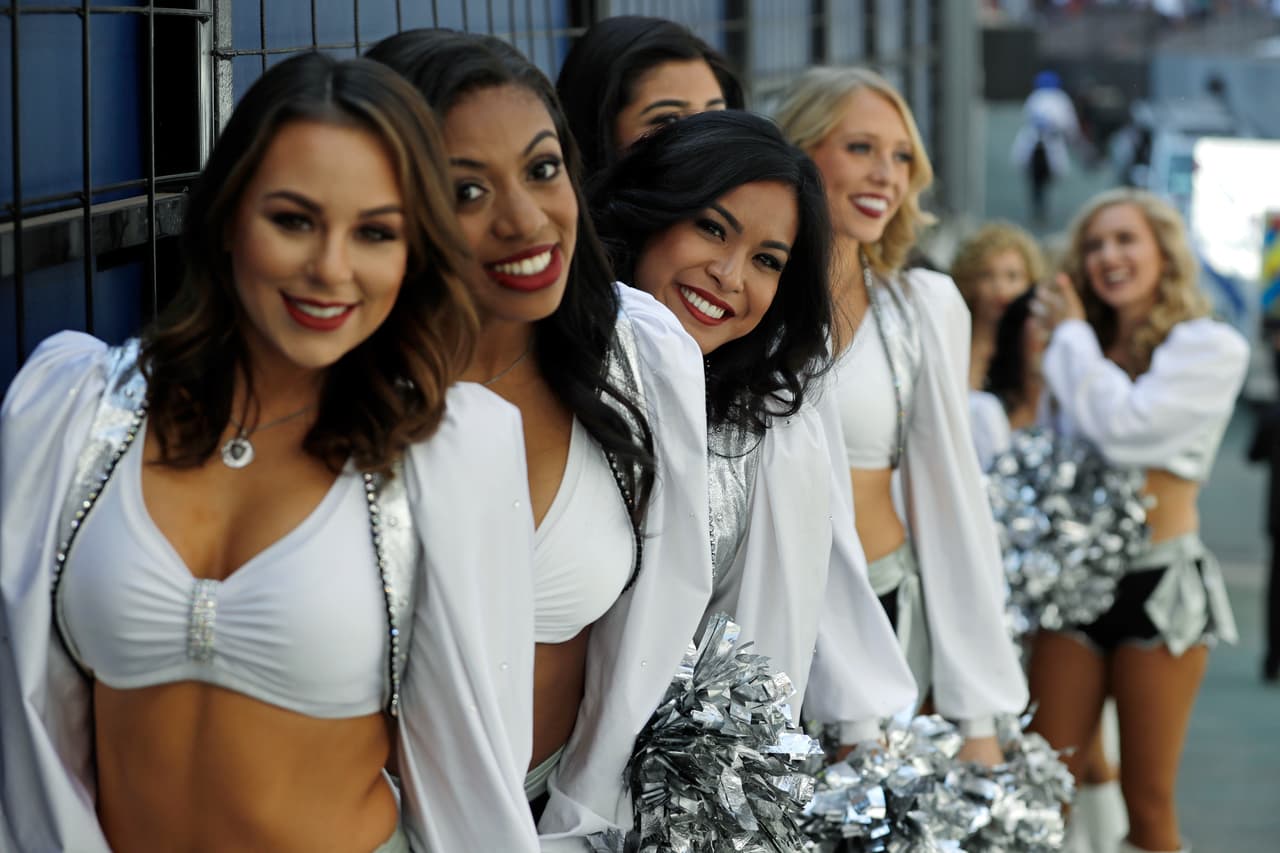 Disfruta de las mejores imágenes de las porristas en la Semana 11 de la NFL.