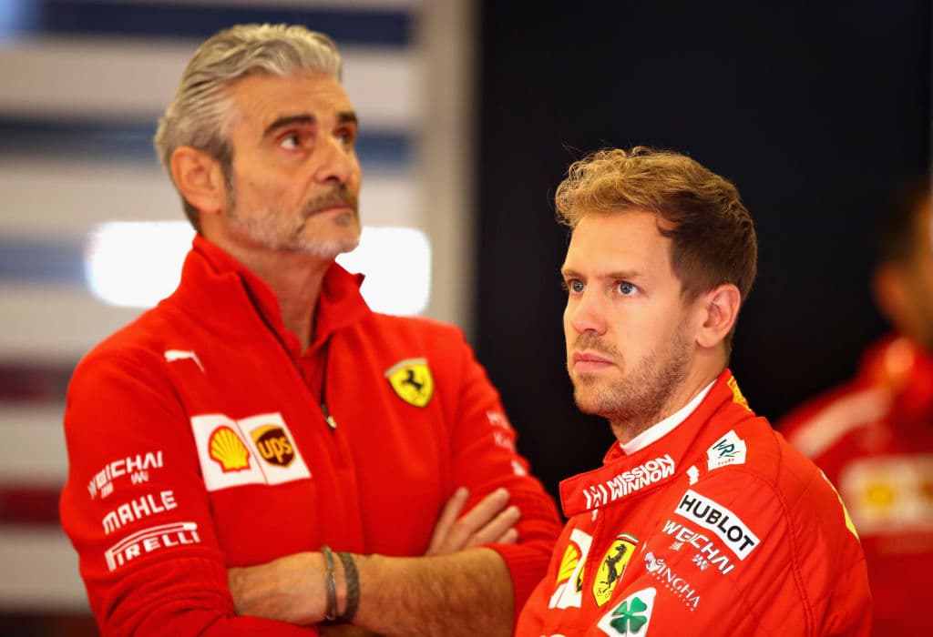 Junto al director deportivo de Ferrari, Maurizio Arrivabene (izquierda), el piloto alemán Sebastian Vettel durante la sesión de clasificación.