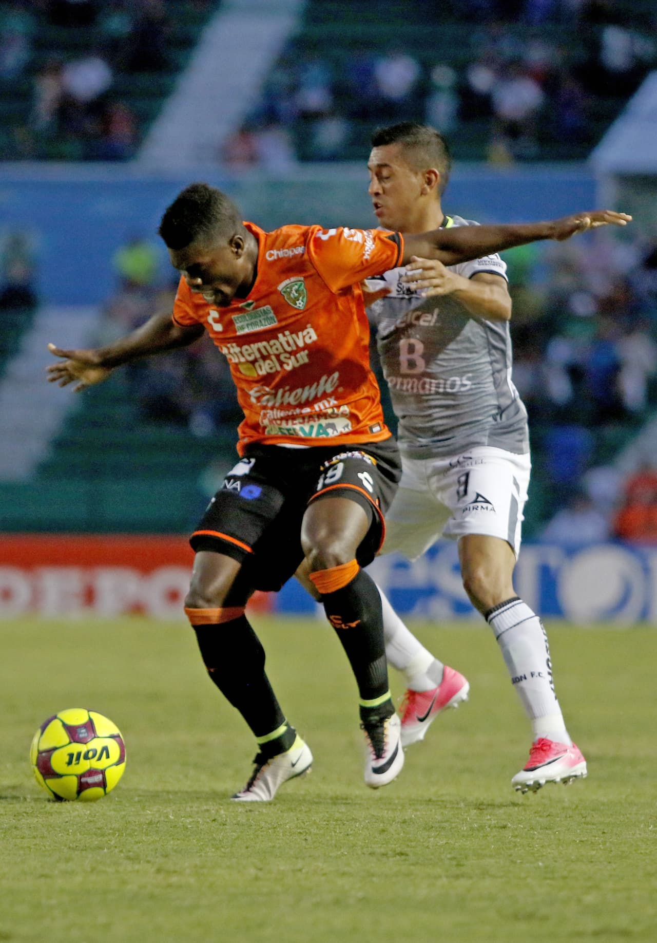 Felix Micolta intentó algunos pases en profundidad pero hoy no estuvo fino en el toque del balón.