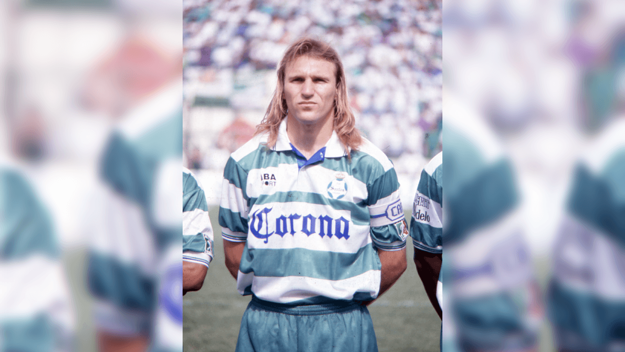 <b>Héctor Adomaitis</b>
<br>- Nacido en Argentina.
<br>- Se unió a Santos Laguna del futbol mexicano en 1993.
<br>- Ganó dos títulos de Liga seguidos, primero con Santos en 1996 y luego con Cruz Azul en 1997.