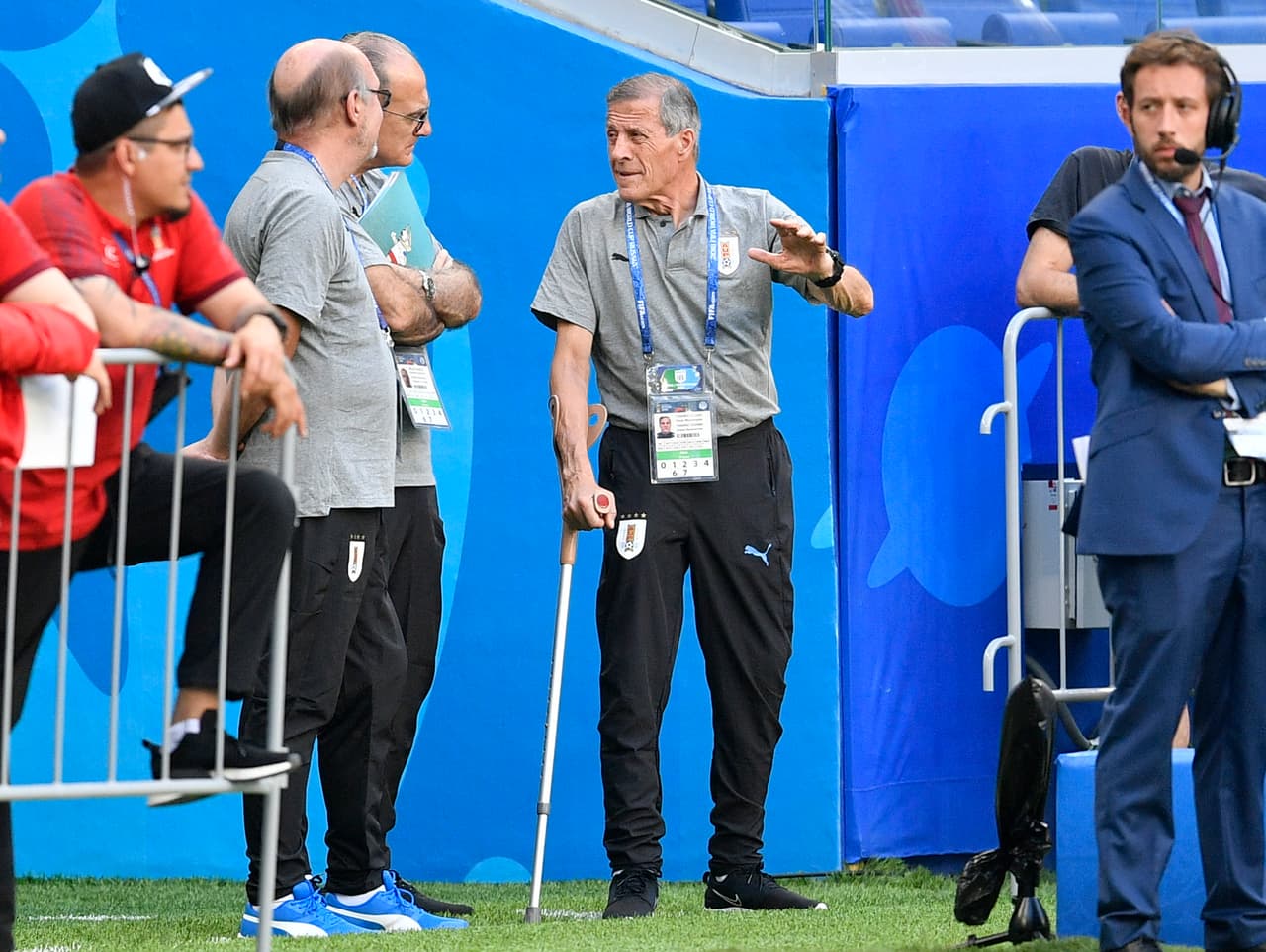 El entrenador de la selección uruguaya Oscar Tabárez, al centro en la imagen, tiene la experiencia de haber dirigido ya en dos Mundiales antes que este. Sabrá cómo plantear el encuntro del lunes.