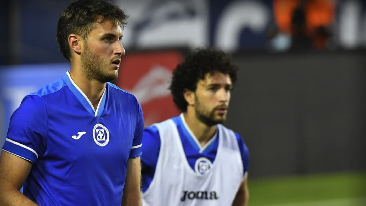 Santi Giménez dice estar bien tras lesión y se despide del Cruz Azul