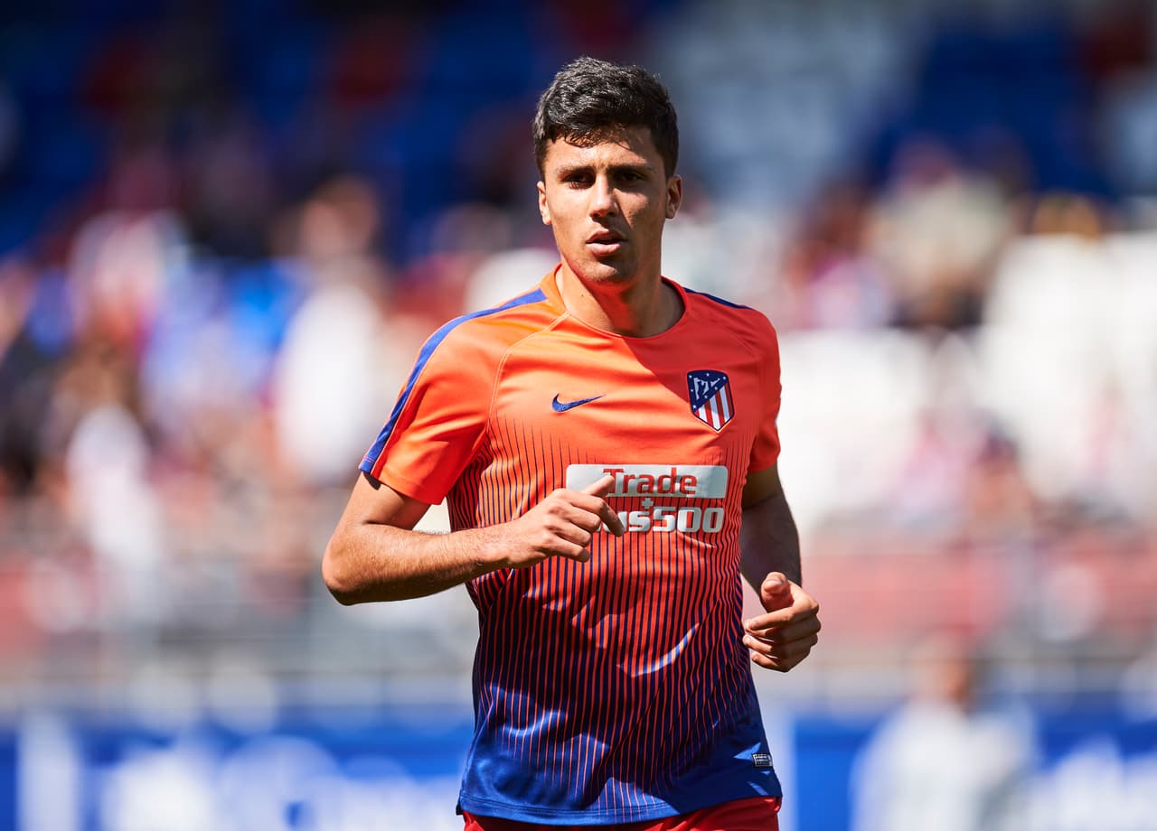 Las salidas en el Atlético podrían seguir con Rodrigo. Manchester City tiene una oferta de 70 millones de euros, pero también Bayern y Barcelona lo tendrían en su carpeta.
