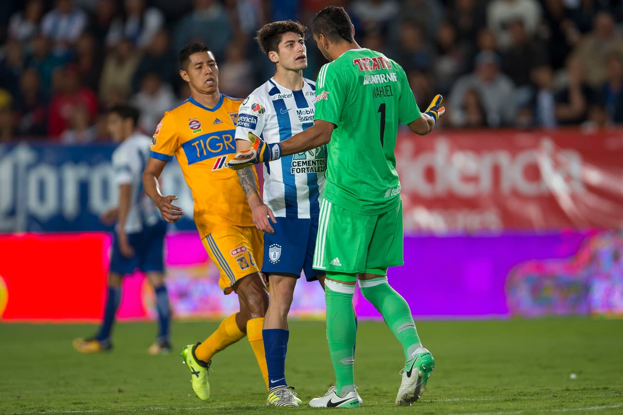Pero si hubo una constante a lo largo del partido fue el juego violento que enseñaron los dos equipos, pero que ninguno de los dos supo capitalizar y sí dejó a varios jugadores más que adoloridos.