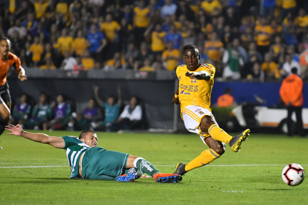 Valencia estuvo muy cerca de marcar el 4-0 en el partido y su tercer gol de la noche, pero entre la barrida del defensivo y la intervención casi providencial del portero Jonathan Orozco, lo impidieron.