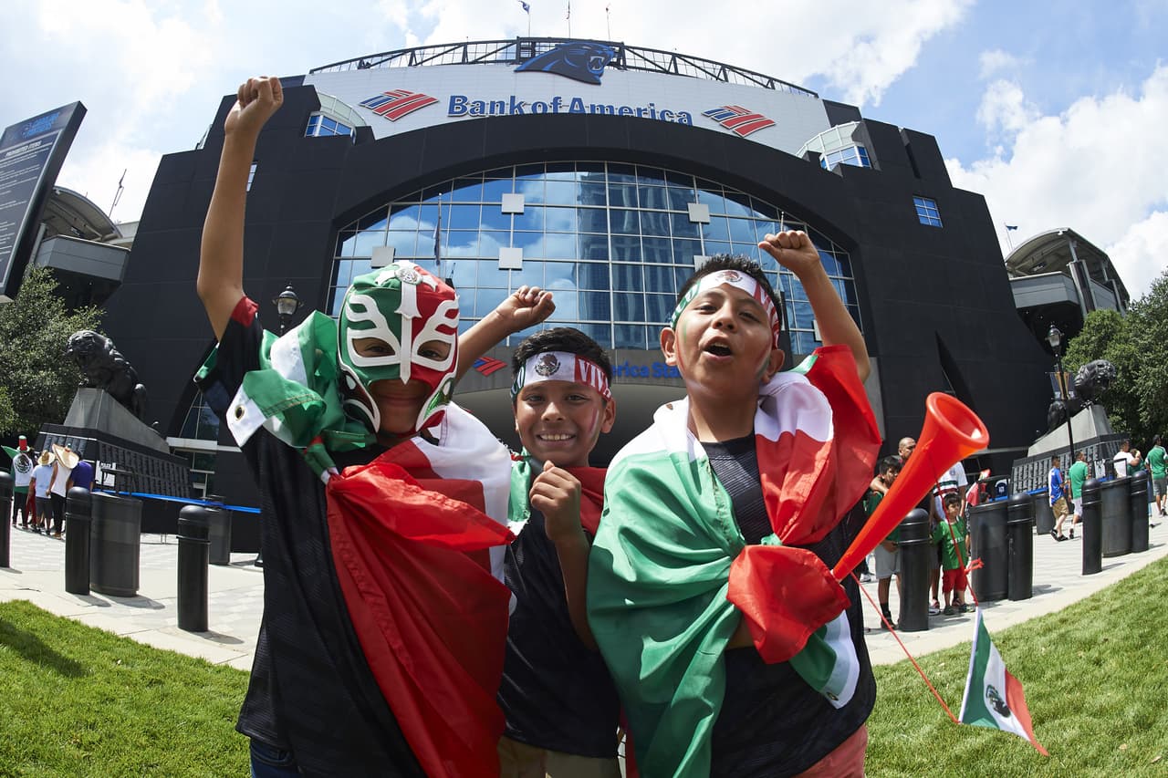 En las afueras del Bank of America Stadium los fanáticos mexicanos se alistan para el juego del Tri contra Martinica por el Grupo A de la Copa Oro.