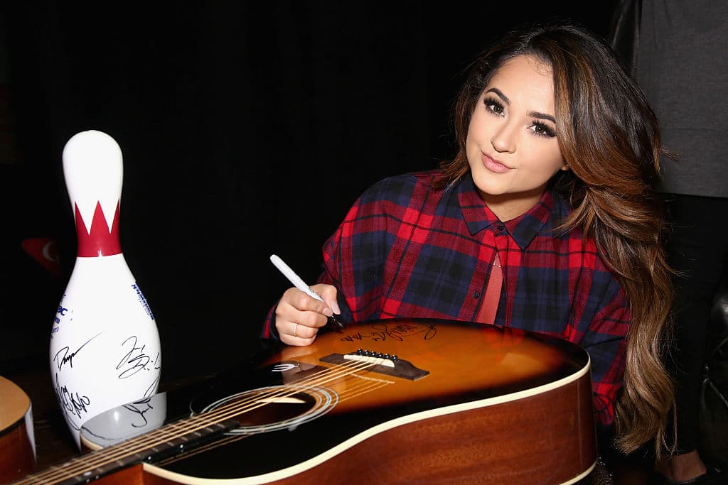 Becky G es activista, pues ha ofrecido apoyo en los movimientos de protesta en contra de la violencia de armas.