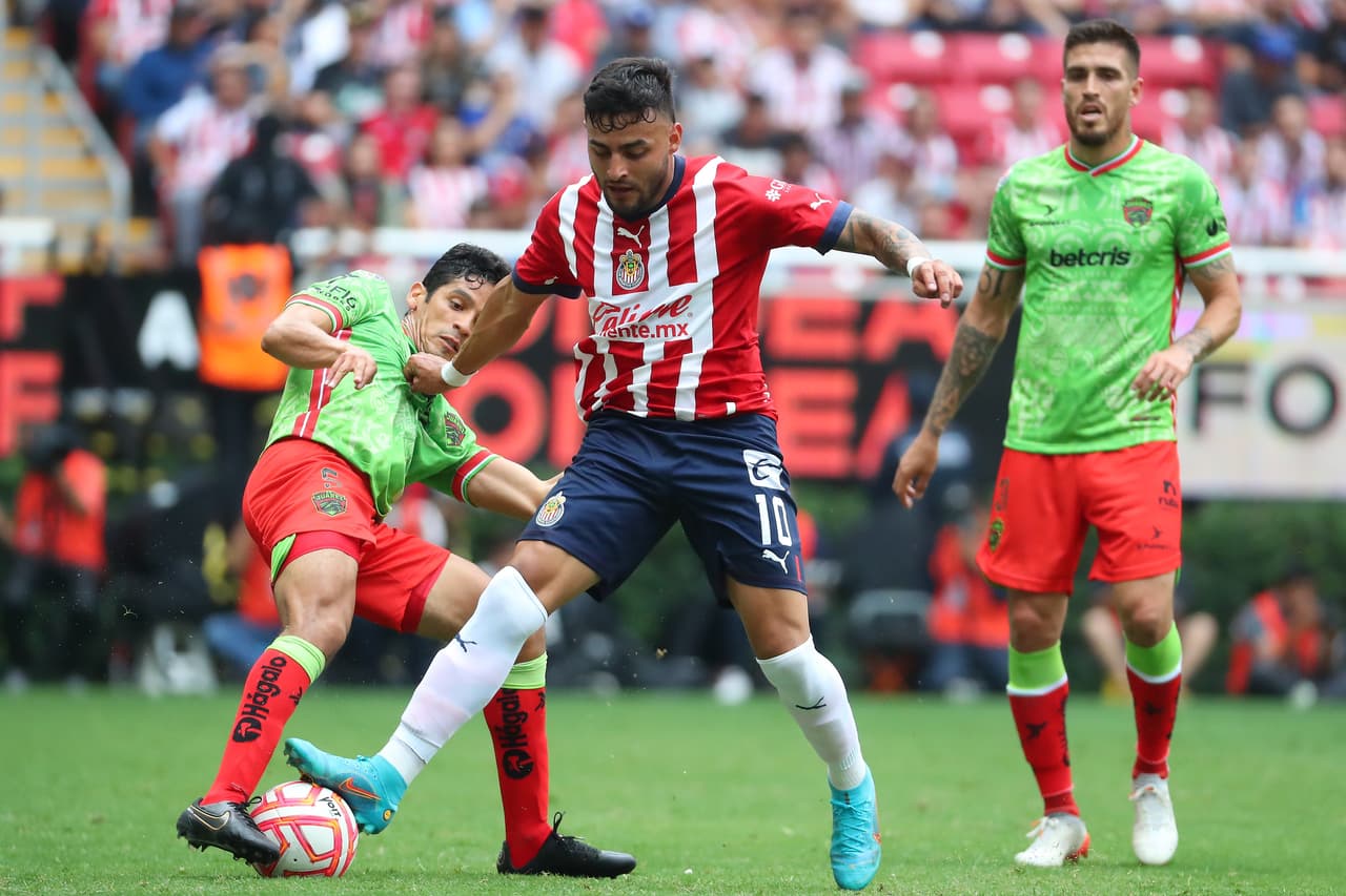 Las tres opciones de Chivas para suplir la baja de JJ Macías