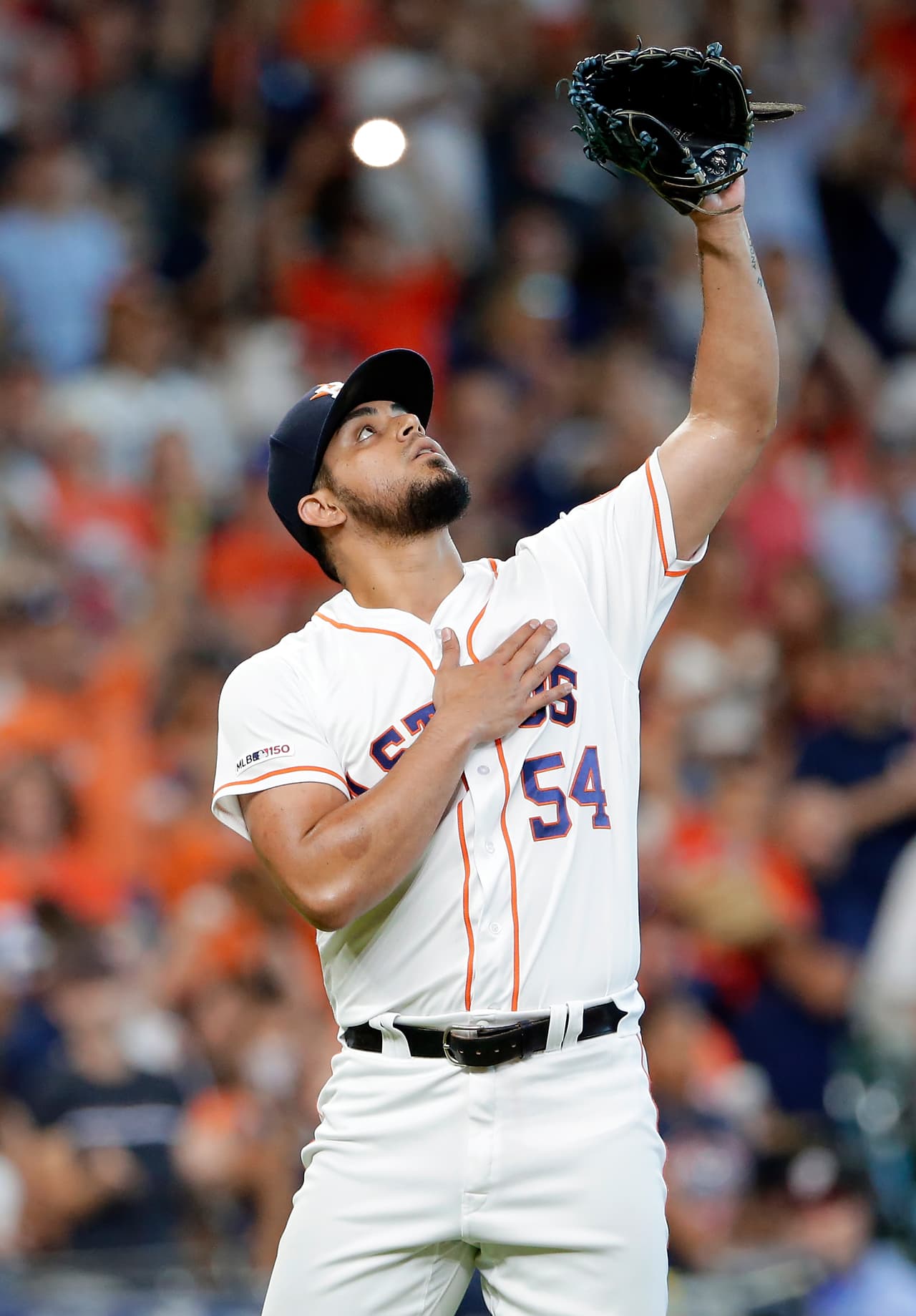 Roberto Osuna suma rescate 23 con Astros