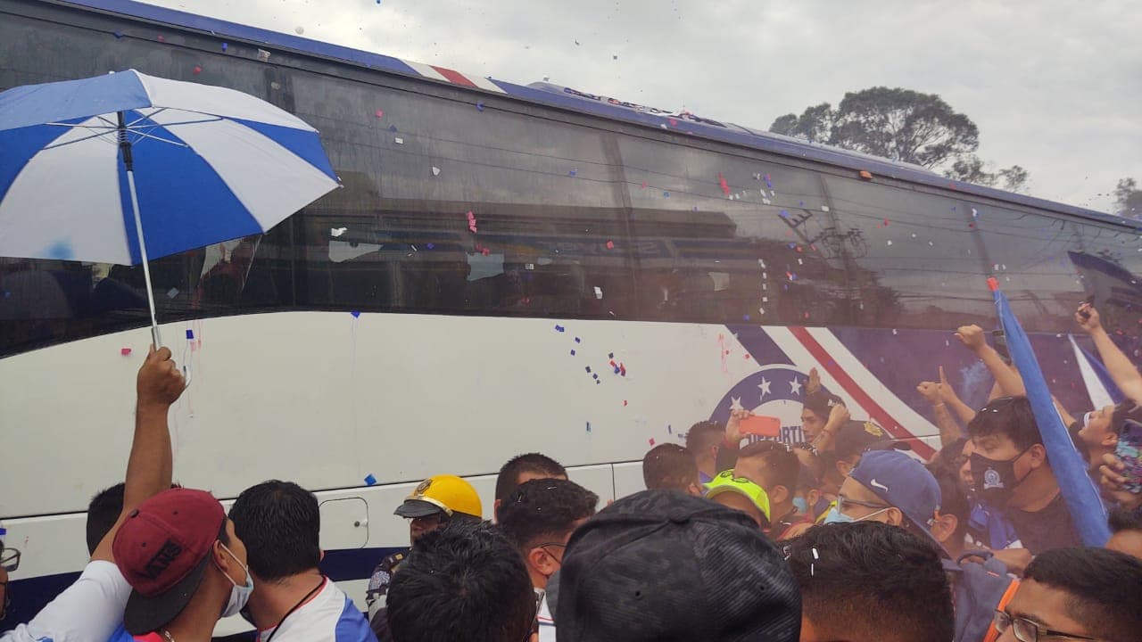 Simplemente espectacular... Miles de fans de la Máquina celeste dieron una histórica bienvenida a su equipo en el Azteca. ¡Qué imágenes!