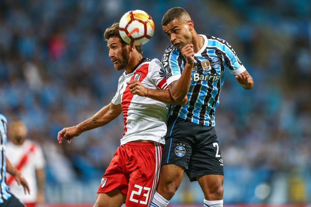 Pero intento tras intento de los Millonarios, era repelido por la bien ubicada zaga de los locales.