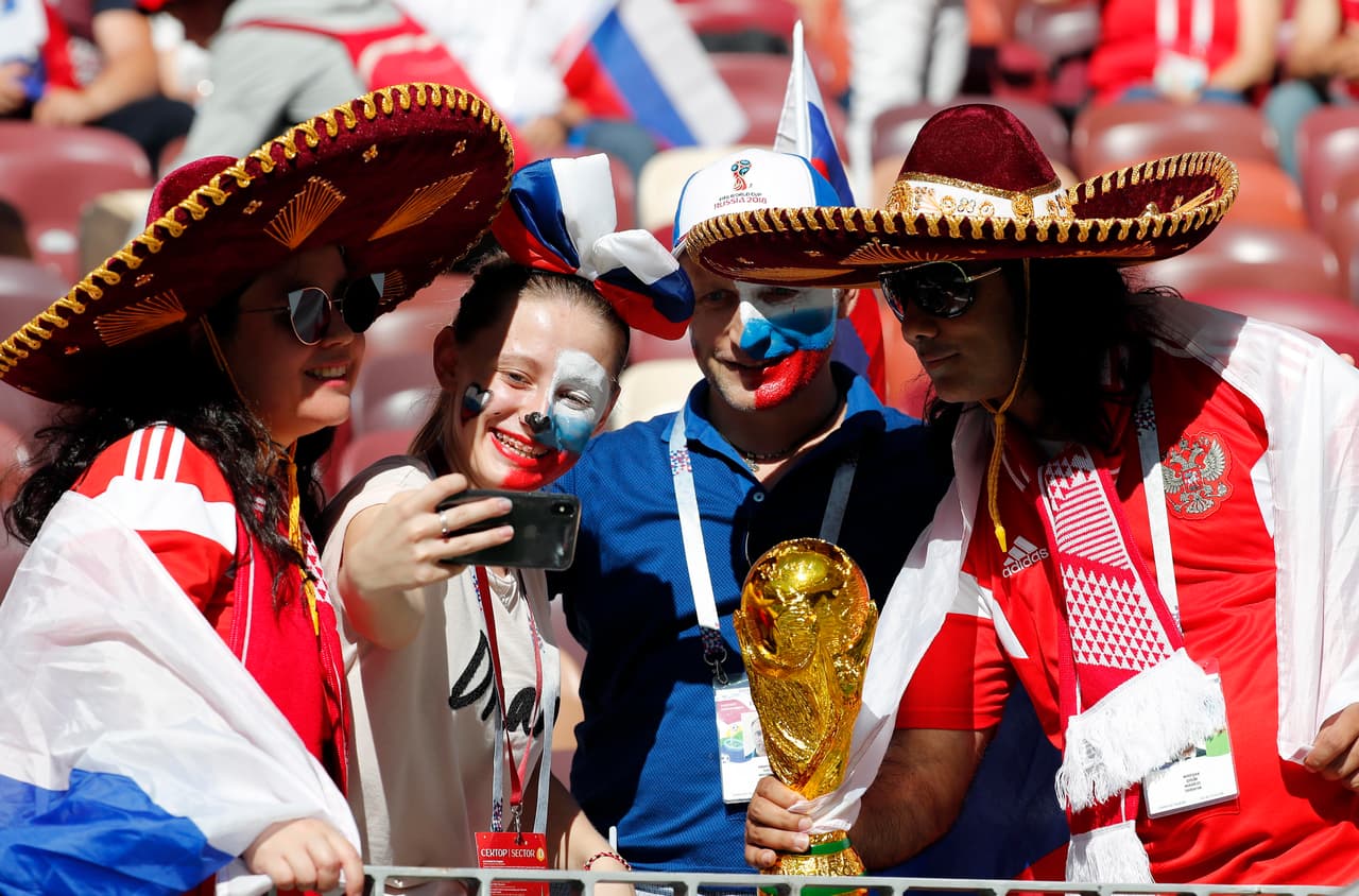 Los fanáticos del duelo entre Rusia y España viven una jornada especial en Moscú y en el estadio de Luzhniki en medio del partido de octavos de final del Mundial de Rusia 2018.