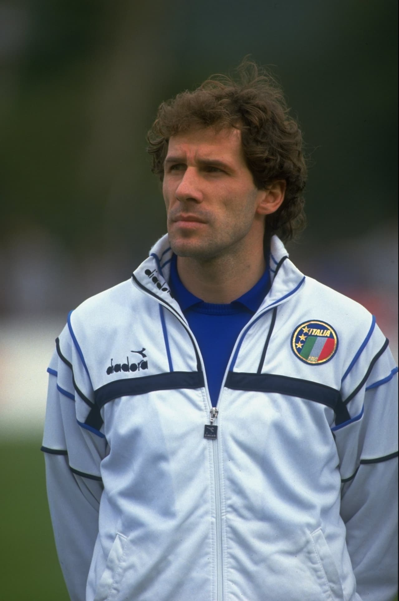 Franco Baresi: fue insignia de la selección de Italia y el Milan, basando estos equipos en él su solidez defensiva. En el campo siempre fue un maestro a la hora de cuidar su portería con una facilidad en los aticipos y el juego aéreo.