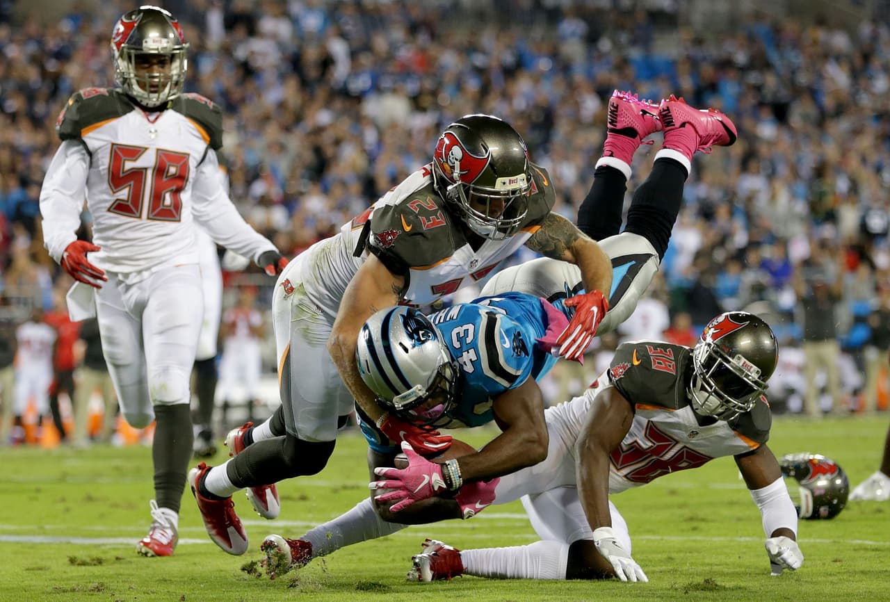 Fozzy Whittaker y las Panteras de Carolina sufrieron contra los Tampa Bay Buccaneers. El jugador acá fue tacleado por Chris Conte y Jude Adjei-Barimah y el equipo cayó 17-14 en el estadio Bank of America de Charlotte, Carolina del Norte