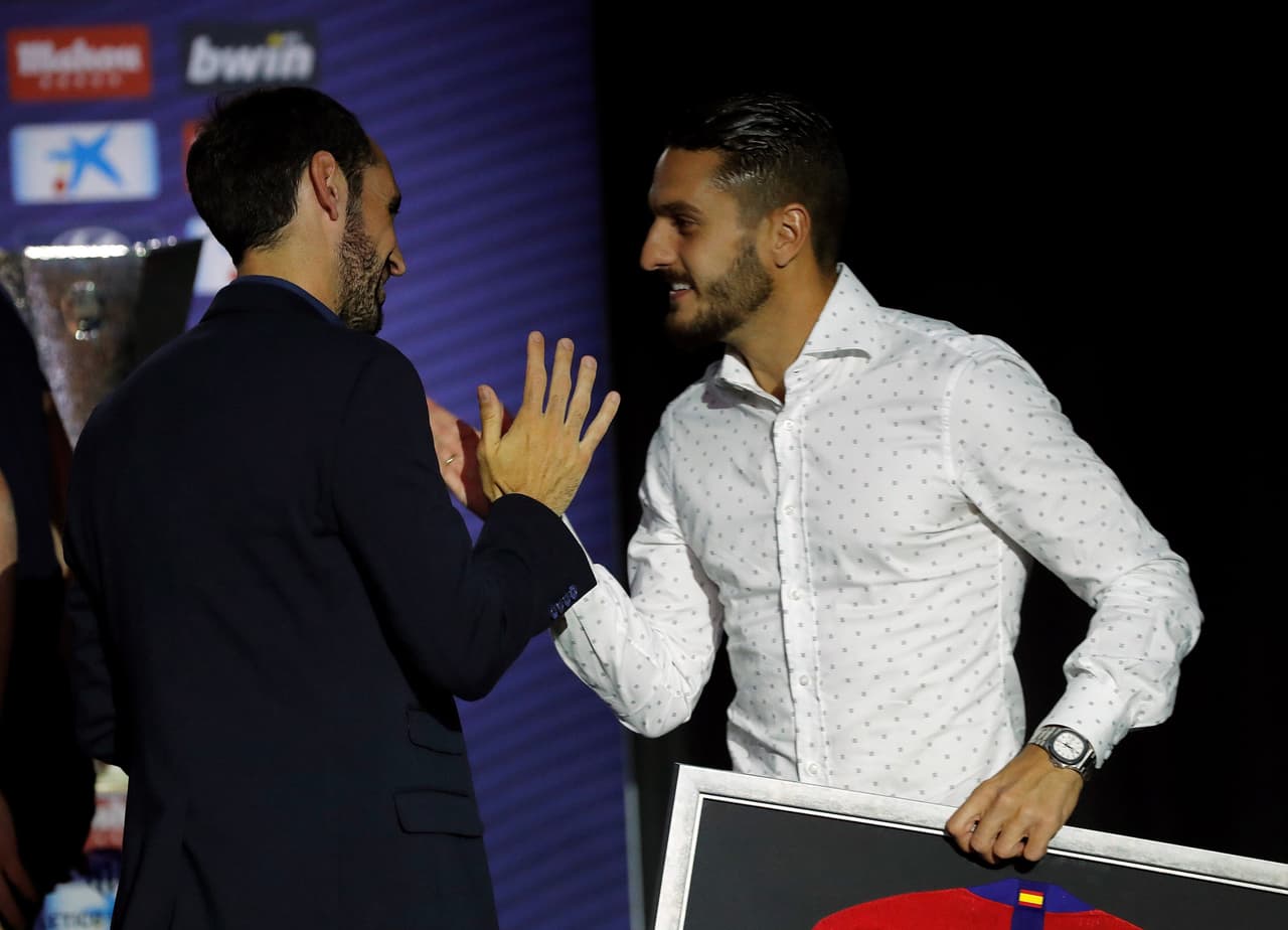 Este jueves, en una emotiva conferencia de prensa, Juanfran Torres dijo adiós a su etapa como jugador del Atlético de Madrid asegurando que volverá pronto por todo lo que le dio el club en su carrera profesional. El lateral, que aún no confirma su próximo destino, se marcha con siete títulos entre los cuales hay una Liga y dos Europa League.