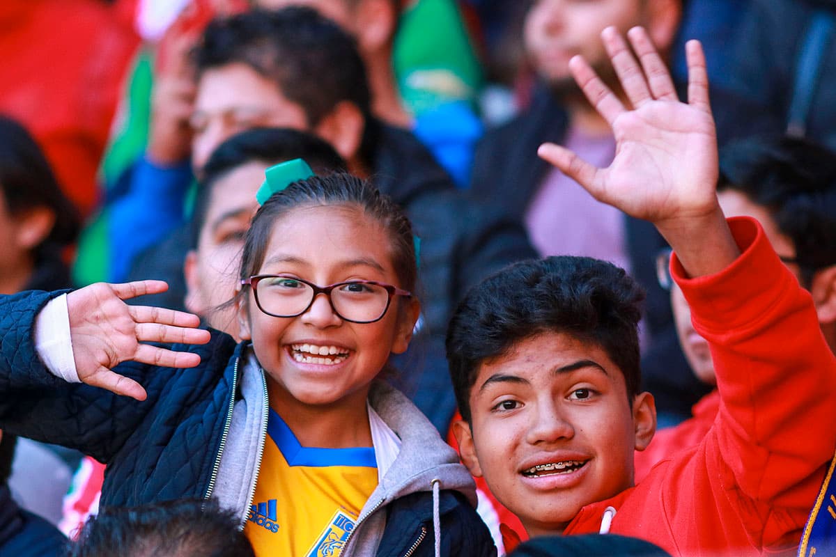 Mezcla de colores en la tribuna familiar del Nemesio Diez.