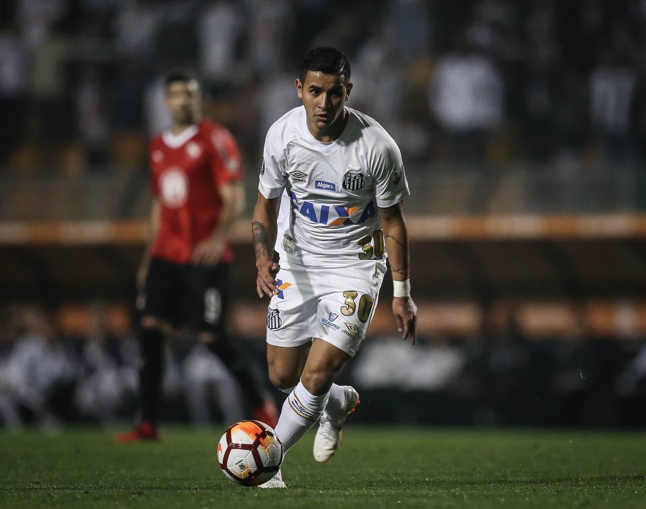 Con Santos ya jugó en Libertadores y Sudamericana aunque no ha sido titular indiscutible con Jorge Sampaoli.