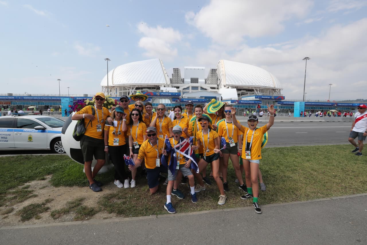 Los hinchas peruanos y australianos viven con emociones distintas su último duelo por el grupo C del Mundial, unos con la nostalgia de la despedida y los otros con la ilusión de aún llegar a octavos.