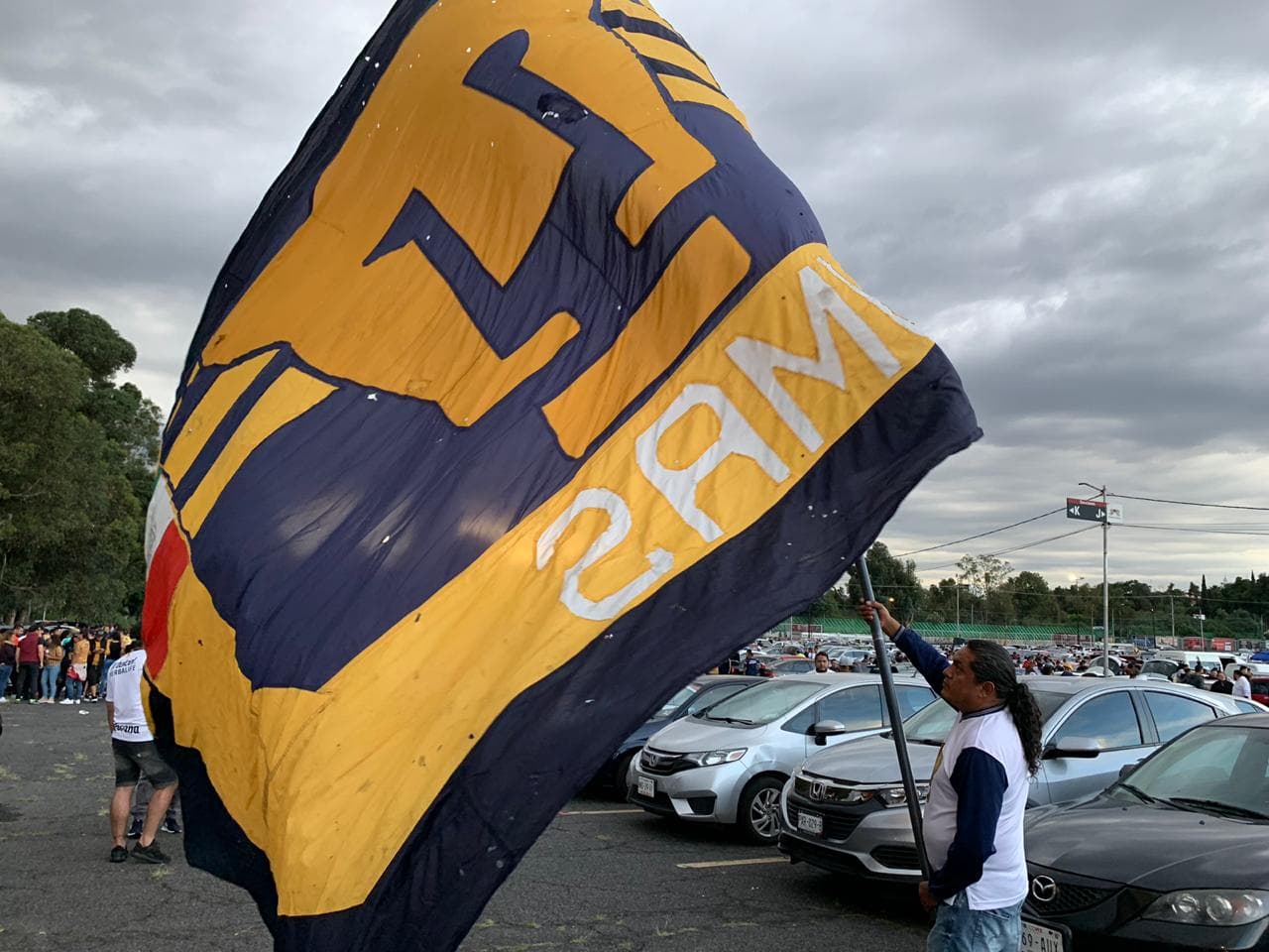 Así se vive la fiesta del fútbol con el encuentro entre azulcremas y auriazules.