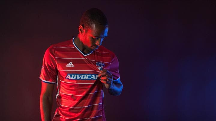 Las tres franjas verticales de adidas conforman el costado de la casaca.