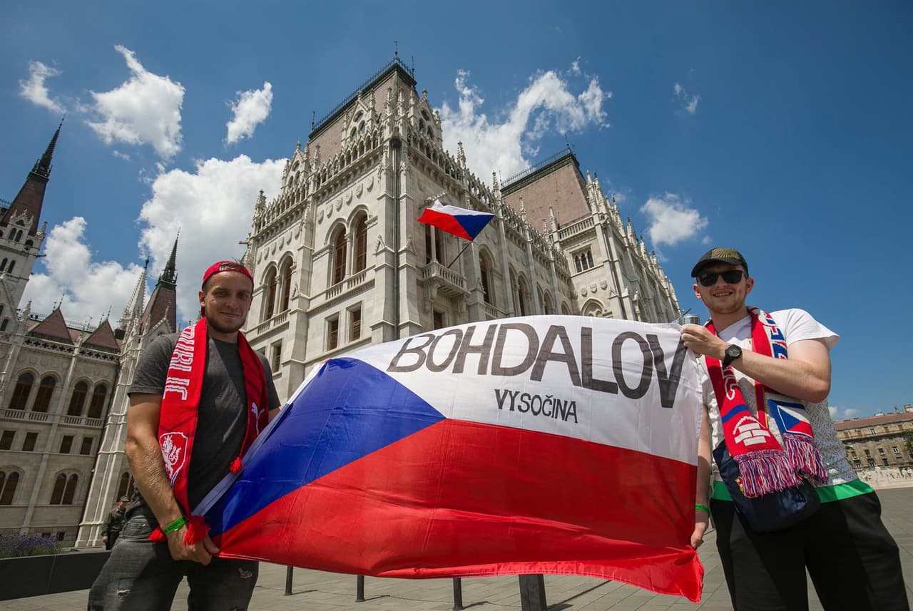 Entre banderas, gritos, sombreros y confetis, fanáticos de ambos países se reúnen para la fiesta del futbol más grande de Europa y apoyar a sus equipos en los Octavos de Final de la Euro 2020.