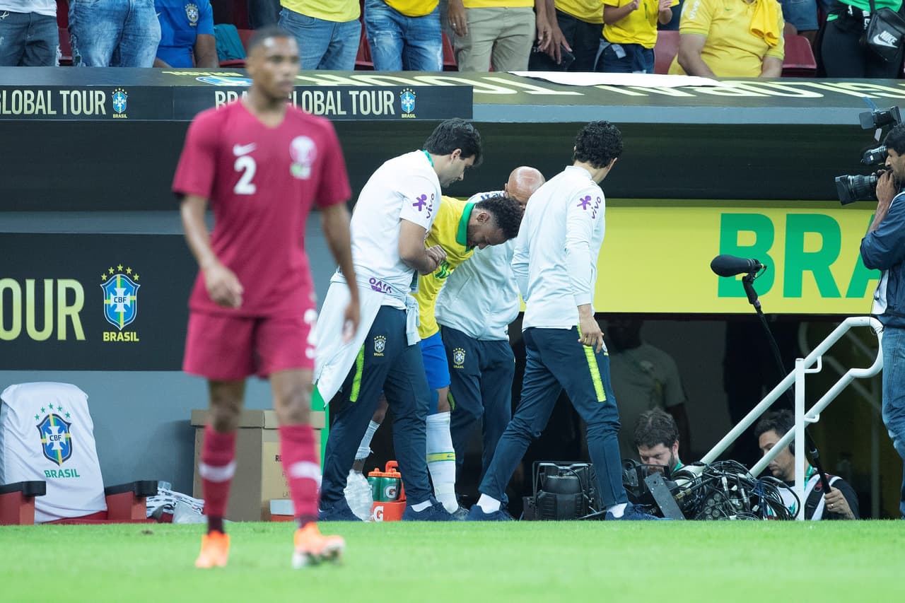Con una bosa de hielo sobre el pie y ayudado por los médicos de la selección brasileña, el crack fue llevado a los vestidores.