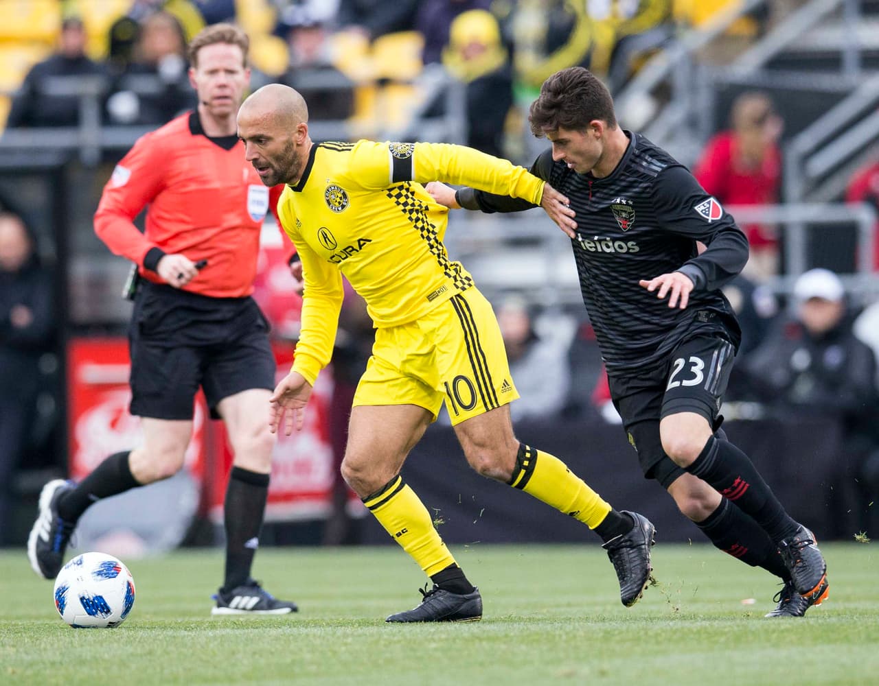 Dos asistencias más en el 3-1 de Columbus frente a D.C. United, y van... Federico Higuaín sigue deslumbrando con su talento y visión de juego. (USA Today Images)