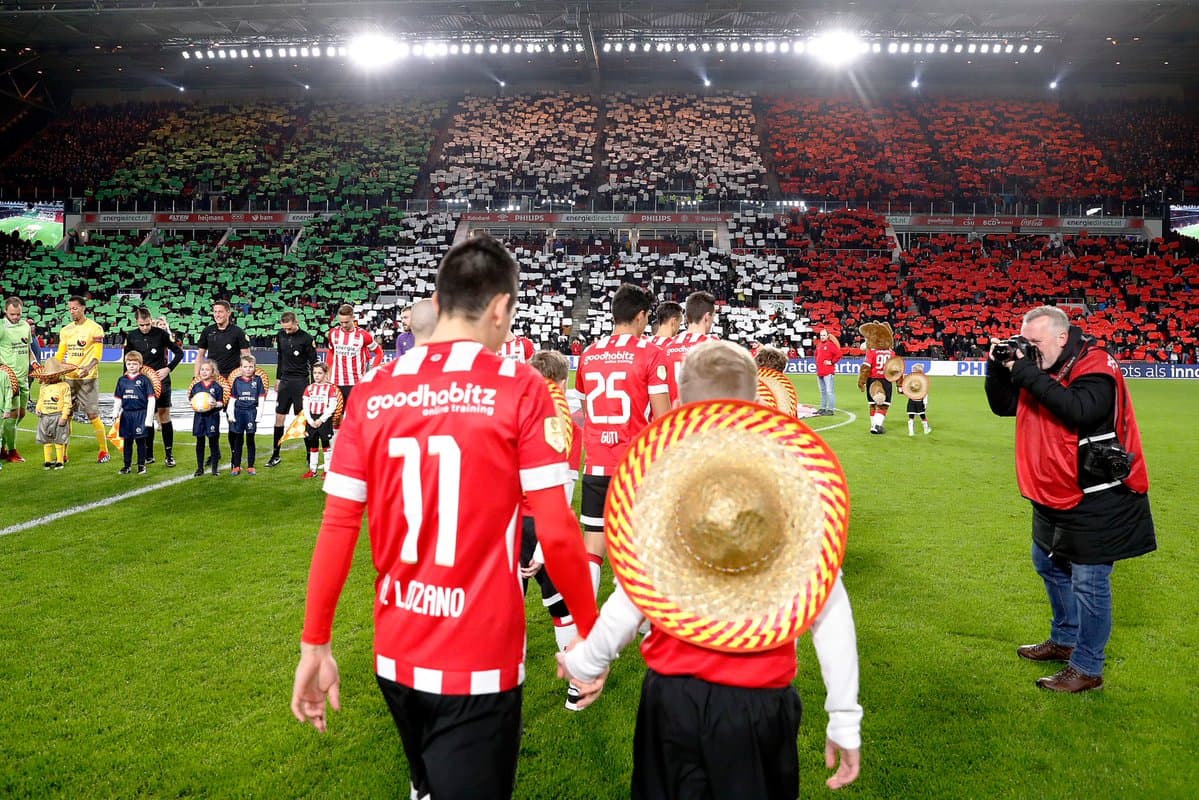 Hirving Lozano en el acto protocolario ingresó al campo con un niño con vestimenta mexicana.