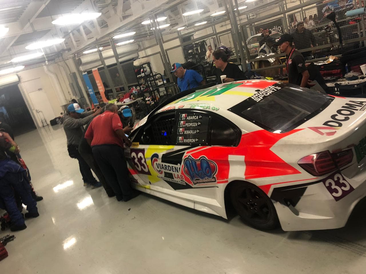 La carrera de 24 horas de duración es más dura para todos durante la fría noche en Iztacalco.