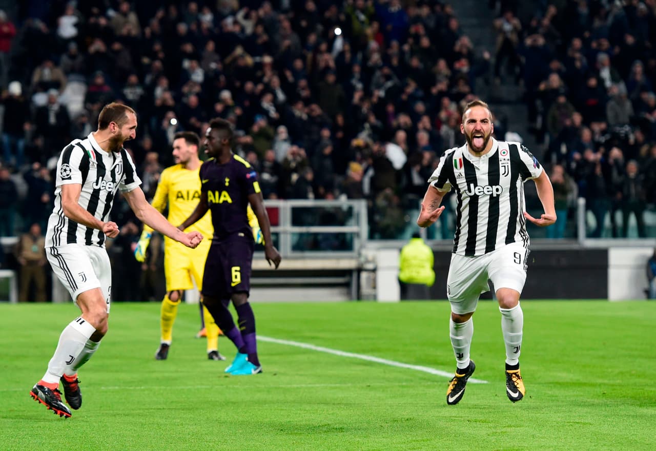 En apenas dos minutos de juego, tras un tiro libre cobrado por Miralem Pjanic, el argentino Gonzalo Higuaín definió tras una media vuelta y de primera intención para el 1-0.