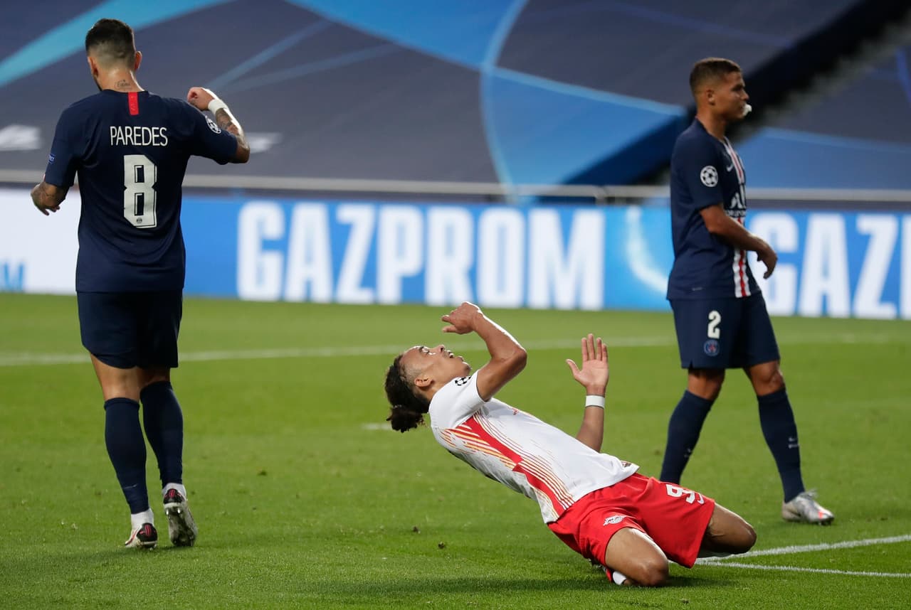 Poulsen se perdía el empate tras conectar un balón que salió desviado pocos centímetros de la portería.