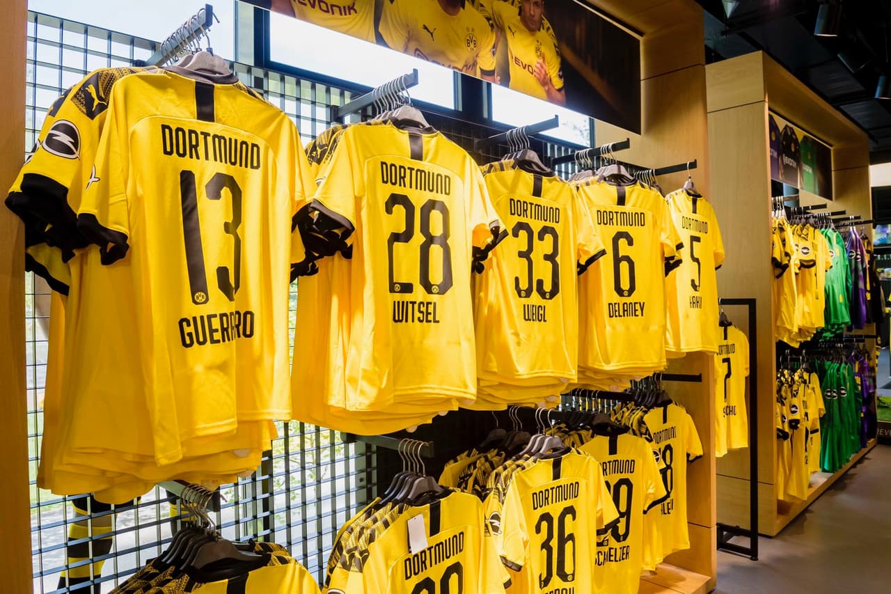Borussia Dortmund realizó el lanzamiento de su nueva playera (con las tres de portero) para la siguiente temporada la cual usará por primera vez ante Borussia Monchengladbach en el cierre de la Bundesliga. El diseño abandona las mangas negras y regresa a una franja de ese color sobre los hombros con patrones. Además, celebra los 110 años del club con una frase en el cuello: "Ayer, hoy, mañana, para siempre".