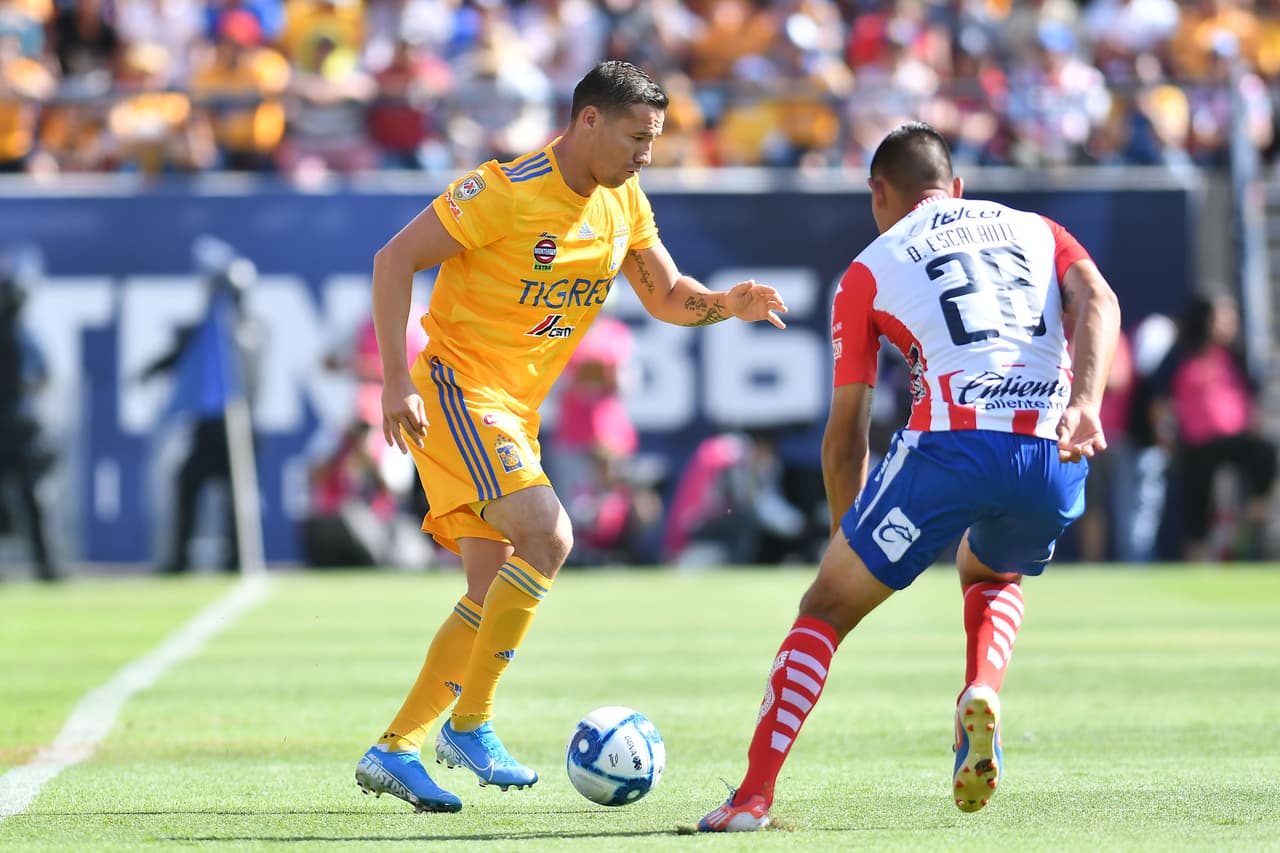 El partido fue nivelado en los primeros minutos y ambos conjuntos se mostraban imprecisos.