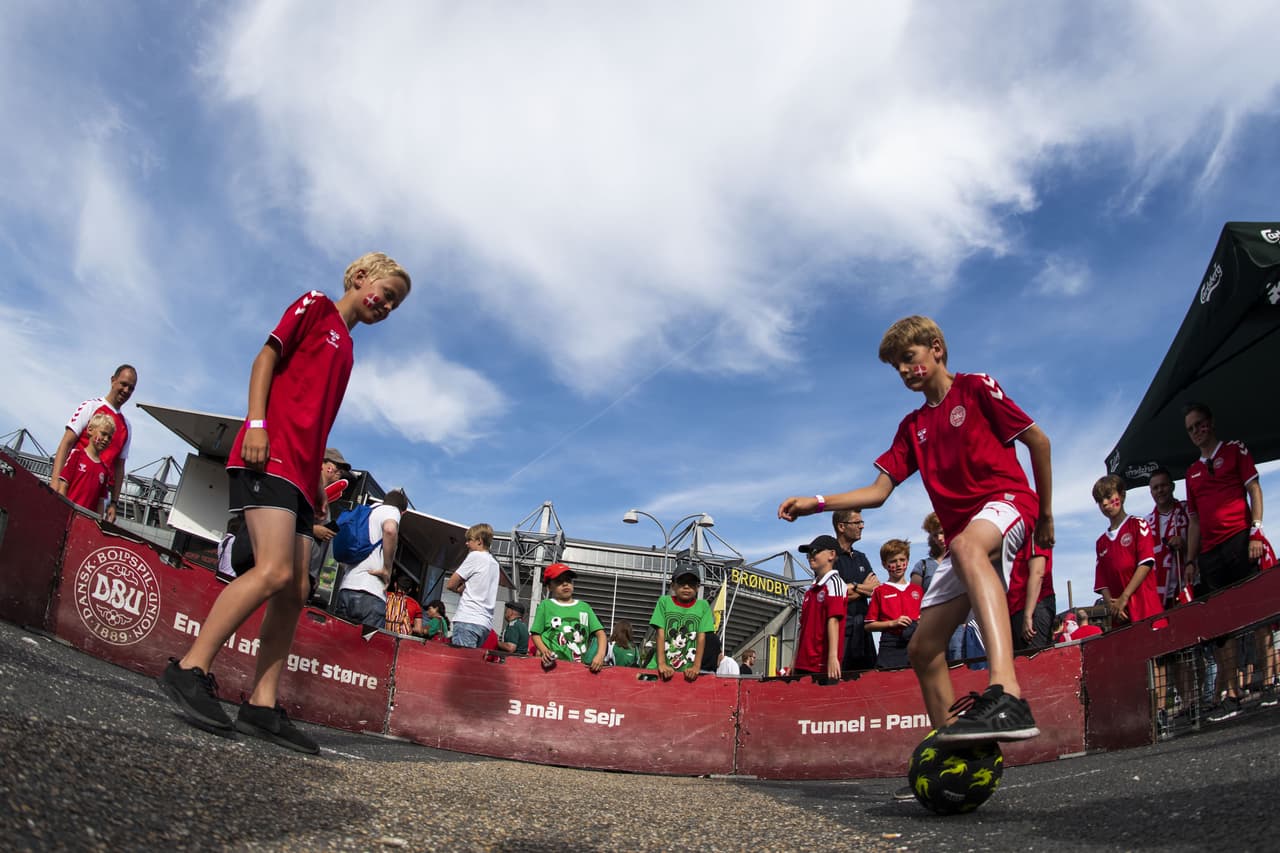Las aficiones de México y Dinamarca conviven en Copenague previo al último ensayo de ambas selecciones antes de sus debuts en la Copa del Mundo Rusia 2018.