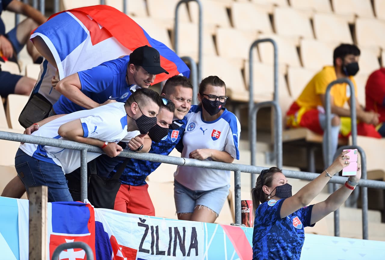 Con banderas, pelucas, anteojos y caras muy coloridas, así se vive la pasión en las tribunas previo a los choques de España-Eslovenia y Suecia-Polonia.