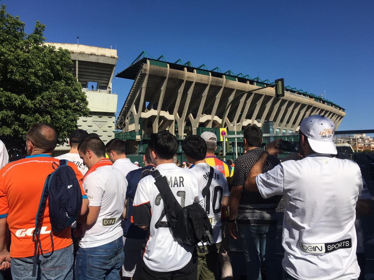 Sevilla ha sufrido el asalto de miles de aficionados del Barcelona y el Valencia, que han llegado con la ilusión de conseguir un título más en su palmarés en esta Copa del Rey. Desde muy temprano han colmado las calles de la ciudad andaluza y los FanFest dispuestos por la Real Federación (RFEF) en las cercanías del Estadio Benito Villamarín.