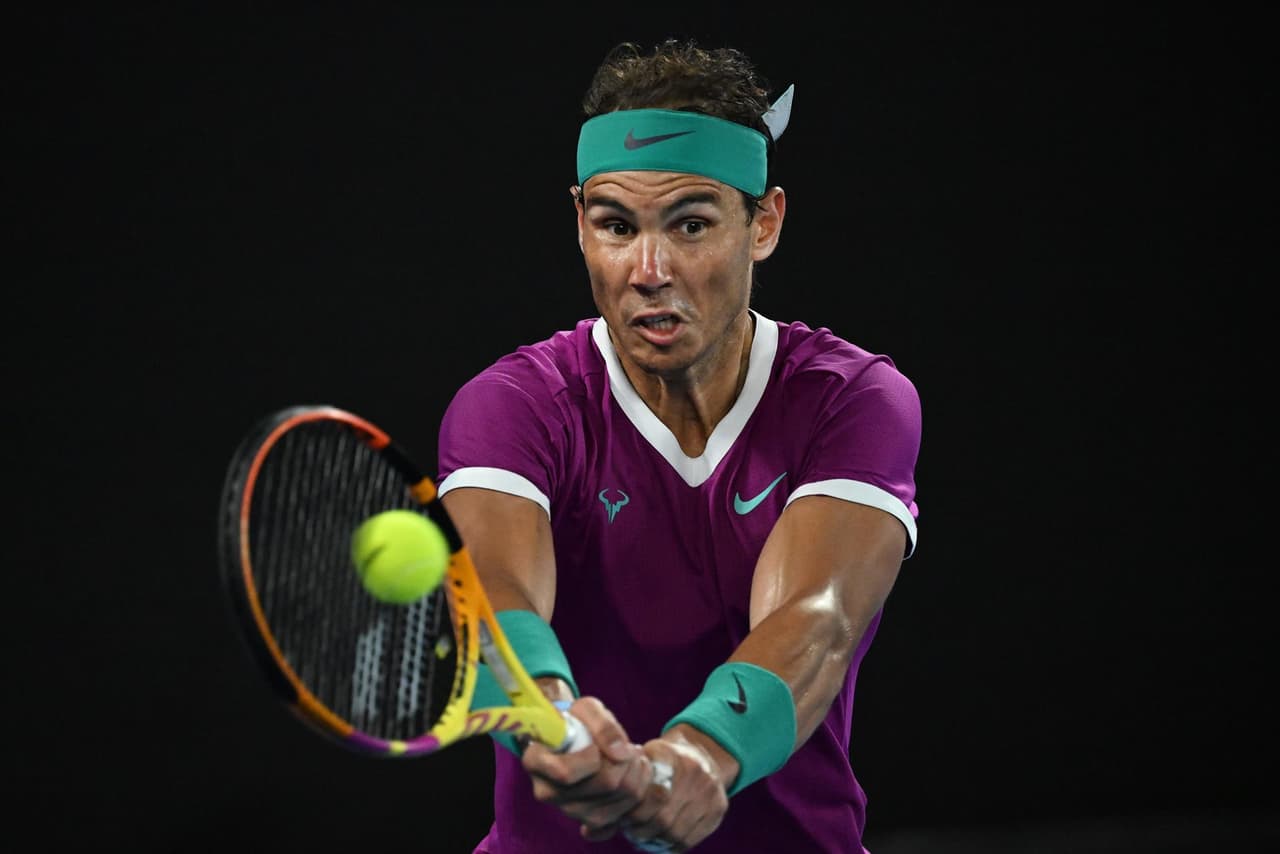 Rafael Nadal lo hace y se convierte en el primer tenista en la historia de este deporte que suma su vigésimo primer título de Grand Slam en el Abierto de Australia tras derrotar al ruso Daniil Medvedev en parciales de 2-6, 6-7(5), 6-4, 6-4 y 7-5, con una duración de cinco horas y 25 minutos de juego.